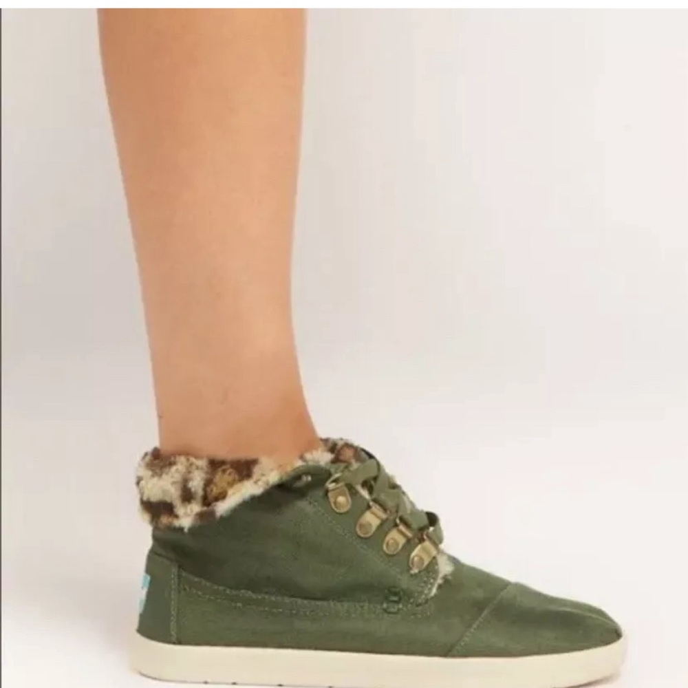 TOMS green canvas booties with leopard furry lining